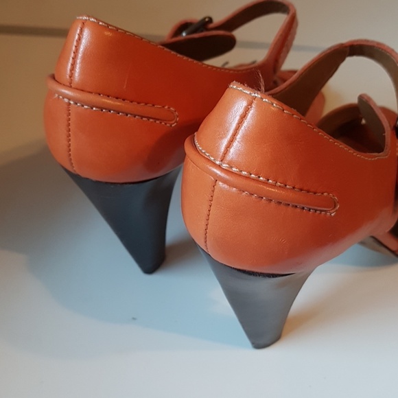 Tahari pumps - Picture 2 of 3